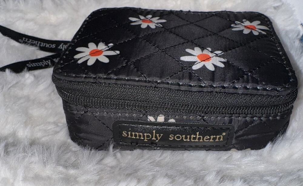 Simply Southern Black With Daisy Flower Zip Pill Box Organizer 8 Compartments